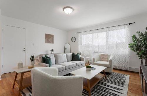 Des Plaines Apartment | Cozy 2BR Near O Hare Free WiFi and Parking