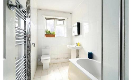 Finsbury Park Apartment | Cozy 2BR Retreat, London Rental!