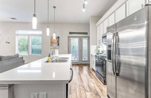 Windsor Park Apartment | Cozy 2BR suite close to Downtown w/fast WiFi