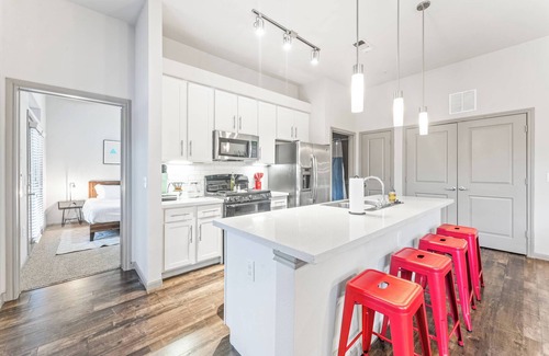 Windsor Park Apartment | Cozy 2BR suite close to Downtown w/fast WiFi