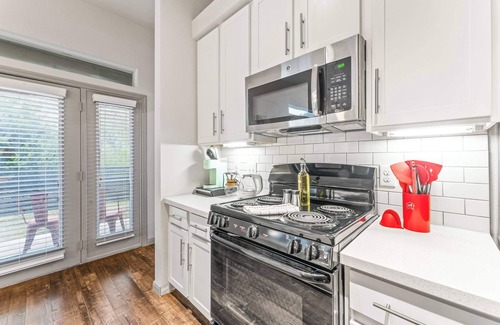 Windsor Park Apartment | Cozy 2BR suite close to Downtown w/fast WiFi