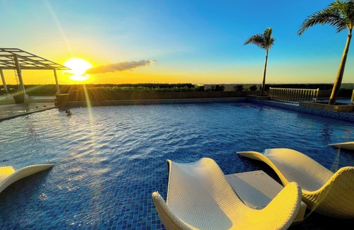 Tambo Apartment | Cozy 2BR Suite near Airport and Okada, Solaire II Infinity Pool