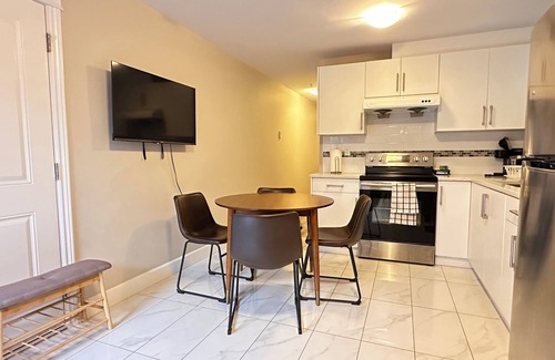 East Side House | Cozy 2BR Suite | Near Skytrain | Close to DT Vancouver