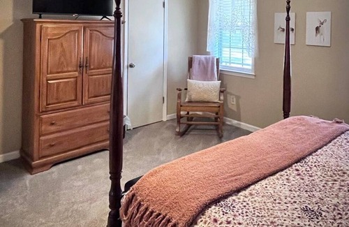 Ellendale House | Cozy 3 bed, 3 bath haven near Shelby Farms Park