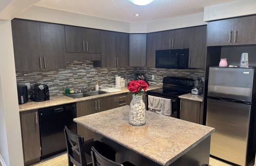 Grand River South House | Cozy 3 Bedroom 2.5 bathroom house