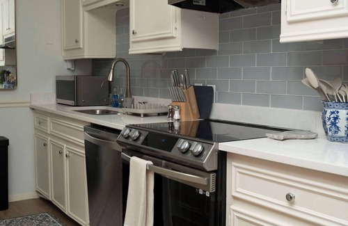 Neartown Apartment | Cozy 3-bedroom 2 bathroom Apartment in Houston. Pool & Modern Comforts