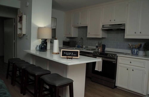 Neartown Apartment | Cozy 3-bedroom 2 bathroom Apartment in Houston. Pool & Modern Comforts