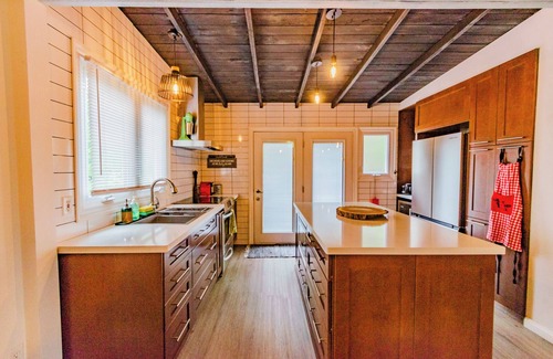 Port Colborne Cottage | Cozy 3 Bedroom Cottage with Beach Access & Lush Outdoor Space