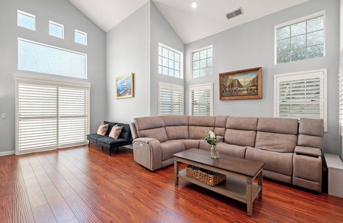 San Bernardino County Villa | Cozy 3-Bedroom Family Home Clean, Spacious & Convenient Location 6 Beds