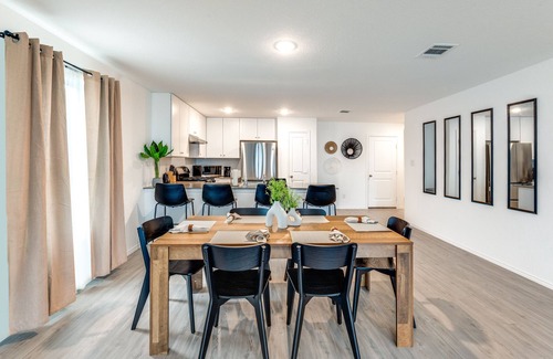 New Braunfels Cabin | Cozy 3-Bedroom Home - Perfect for Extended Stays!