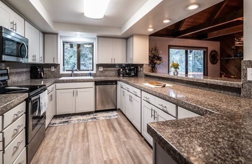 La Center Cabin | Cozy 3 bedroom lodge with hot tub on 3.5 acres