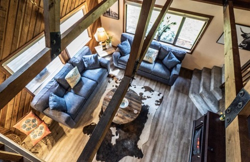 La Center Cabin | Cozy 3 bedroom lodge with hot tub on 3.5 acres
