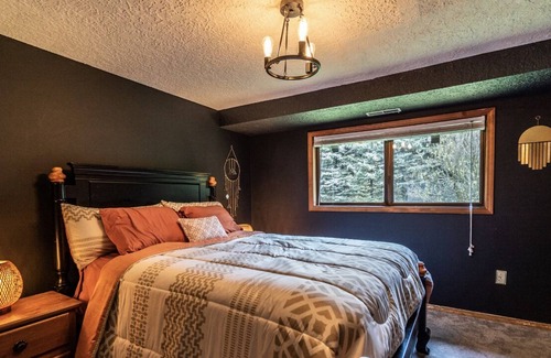 La Center Cabin | Cozy 3 bedroom lodge with hot tub on 3.5 acres