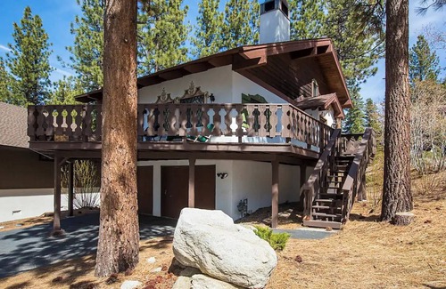 South Lake Tahoe Ski Chalet | Cozy 3-bedroom chalet in lovely South Lake Tahoe with WiFi