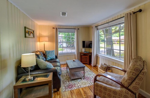 Gulfport House | Cozy 3 Oaks Cottage in Gulfport Close to Beach!