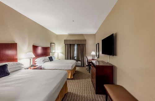 Mineral Wells Hotel | Cozy 3 Queen Beds Suite at Red Lion Inn & Suites, Free Parking, Outdoor Pool!