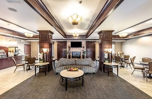 Mineral Wells Hotel | Cozy 3 Queen Beds Suite at Red Lion Inn & Suites, Free Parking, Outdoor Pool!