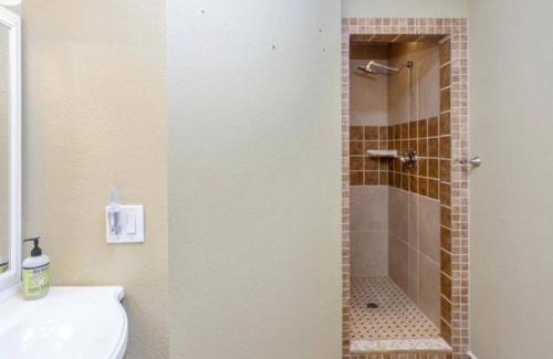 Midtown Anchorage House | Cozy 3B Retreat Central Anchorage 8Min Airport