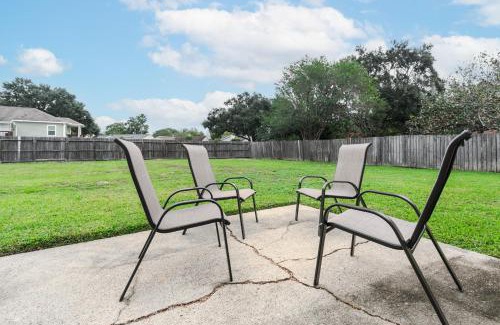 Dickinson House | Cozy 3BR Home Escape, Modern & Serene