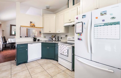 Dickinson House | Cozy 3BR Home Escape | Modern & Serene