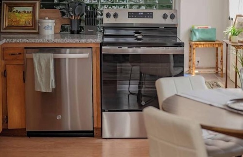 Lynchburg Apartment | Cozy 3BR Home | KING Bed | ONLY 8-Min to LU!