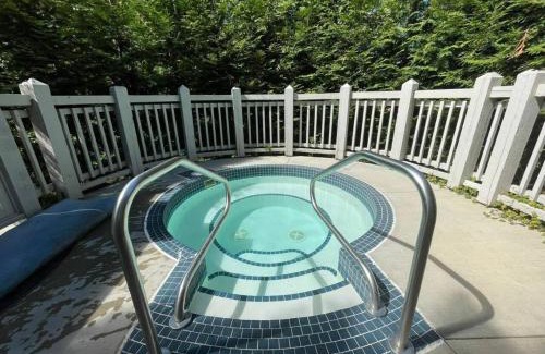 Blackcomb House | Cozy 3BR Home, Sleeps 6 ,Hot Tub, Patio, BBQ, Free Parking