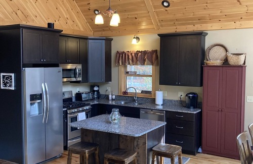 Bethel House | Cozy 4 bed Ski Home Conveniently Located close to Mountain and Downtown