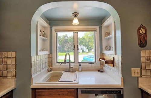 East Moline House | Cozy 5-bd home in East Moline with lots of extras!