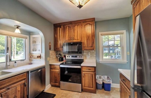 East Moline House | Cozy 5-bd home in East Moline with lots of extras!