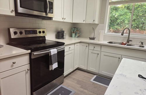 Federal Way House | Cozy 5-bedroom house and 3 baths next to Wild Waves Theme & Water Park AC, WiFi