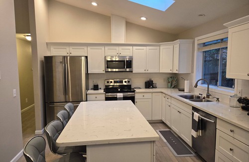 Federal Way House | Cozy 5-bedroom house and 3 baths next to Wild Waves Theme & Water Park AC, WiFi