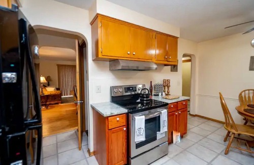 Maplewood House | Cozy 5BR Home with free Wi-Fi & Free Parking with Weekly and Monthly Discounts