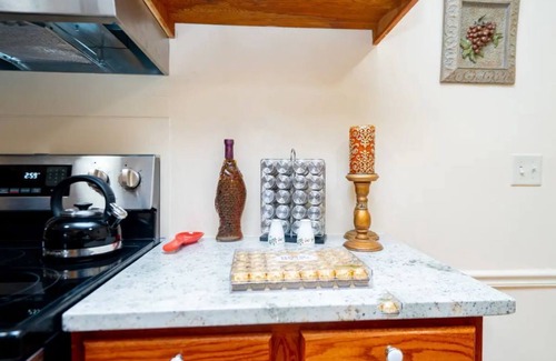 Maplewood House | Cozy 5BR Home with free Wi-Fi & Free Parking with Weekly and Monthly Discounts