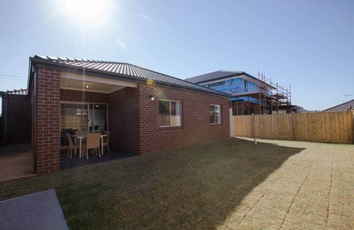 Point Cook House | Cozy 5BR House - Discover Aviation History