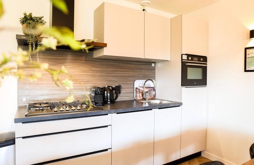 Voorthuizen House | Cozy 6-person bungalow in the Veluwe with a garden, modern kitchen, and car-free location at Recreatiepark De Boshoek. Enjoy peace and nature!