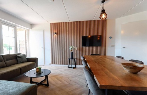 Voorthuizen House | Cozy 6-person bungalow in the Veluwe with a garden, modern kitchen, and car-free location at Recreatiepark De Boshoek. Enjoy peace and nature!