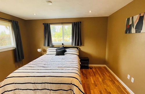 Puyallup House | Cozy acre house fully A/C and tree house