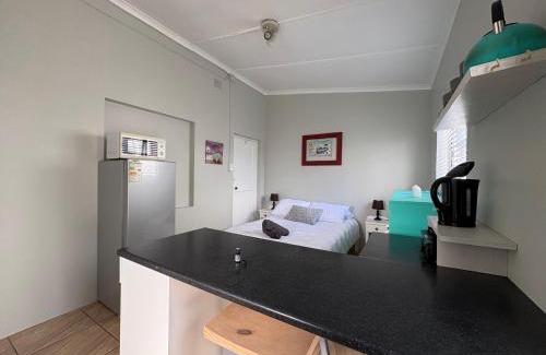 Struisbaai Apartment | Cozy All-In-One Beach Getaway