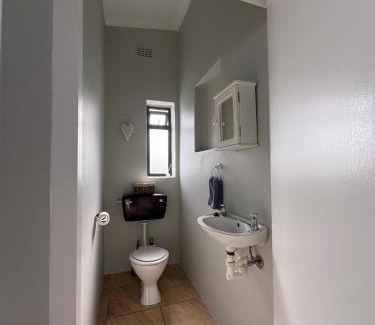 Struisbaai Apartment | Cozy All-In-One Beach Getaway