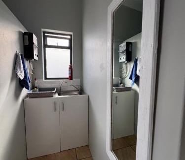 Struisbaai Apartment | Cozy All-In-One Beach Getaway