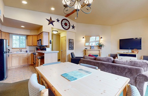 Downtown Leavenworth Hotel | Cozy alpine escape with modern comforts, scenic views and great shared amenities