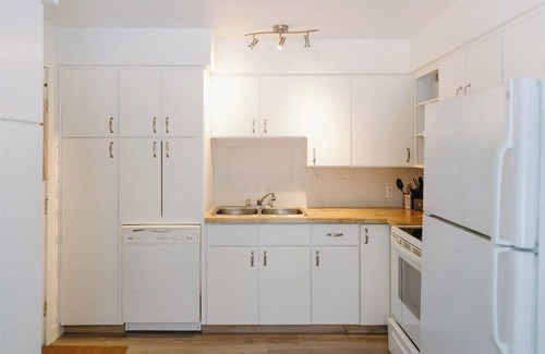 Golden Apartment | Cozy and Bright, newly renovated two bedroom suite. Only minutes from downtown!