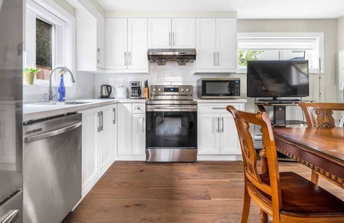 West Point Grey House | Cozy and Convenient 2BR Home near Kitsilano Beach