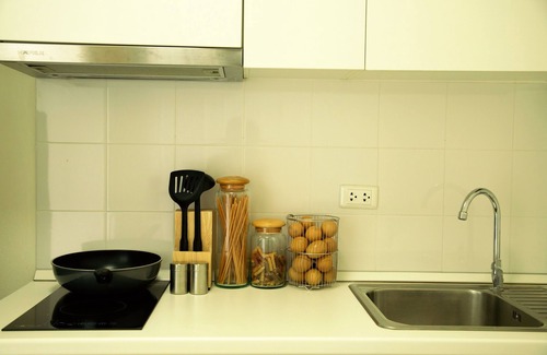 Rama 9 Apartment | Cozy and minimal big studio room with 2 sides of full glass wall