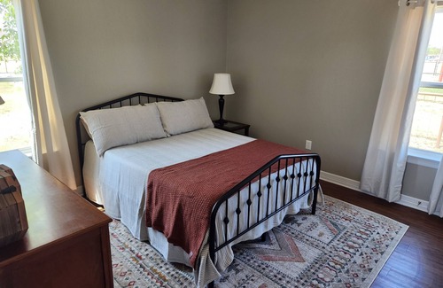 Ponder House | Cozy and peaceful small town guesthouse in quiet neighborhood close to Denton!n