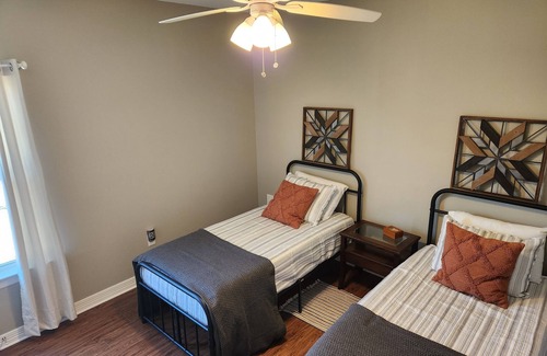 Ponder House | Cozy and peaceful small town guesthouse in quiet neighborhood close to Denton!n