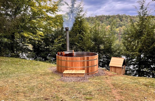 Croghan House | Cozy and private lakefront cabin - perfect for large groups & family reunions!