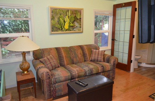 Courtenay Cottage | Cozy and private self-contained bachelor cottage