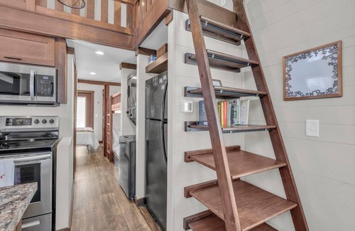 Tracy City Cottage | Cozy and quiet lake & mountain tiny home retreat. Fire pit + pet friendly!