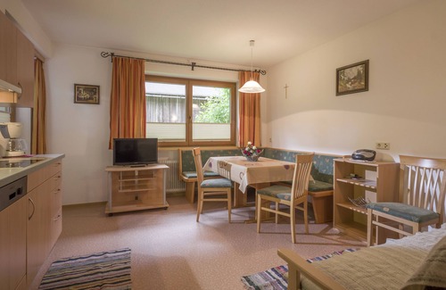 Aschau Im Zillertal Apartment | Cozy and spacious apartment with views of the Zillertal mountains